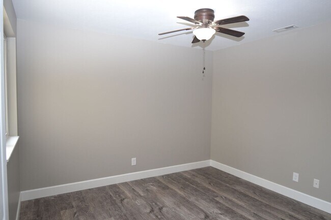Building Photo - Beautiful 4 Bed 2.5 Bath Townhome in West Jordan!!!