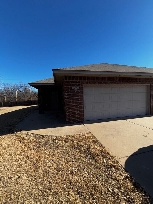 Building Photo - 3BR 2BA duplex with 2 car garage in Yukon!!