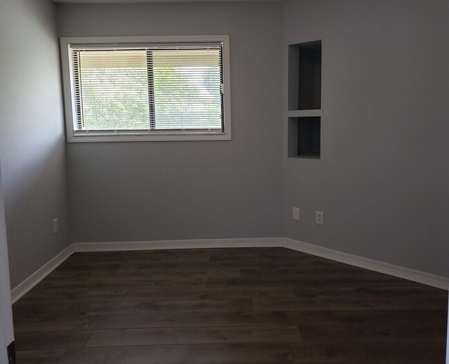 Building Photo - Spacious Townhome in the Heart of Dr. Phil...