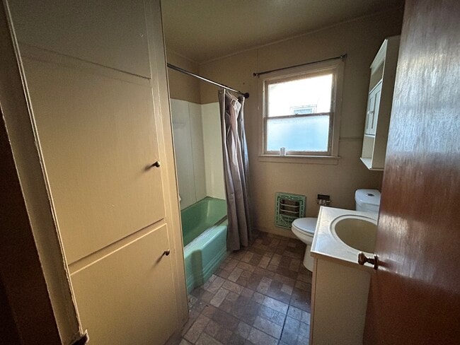 Building Photo - 806 Jackson St