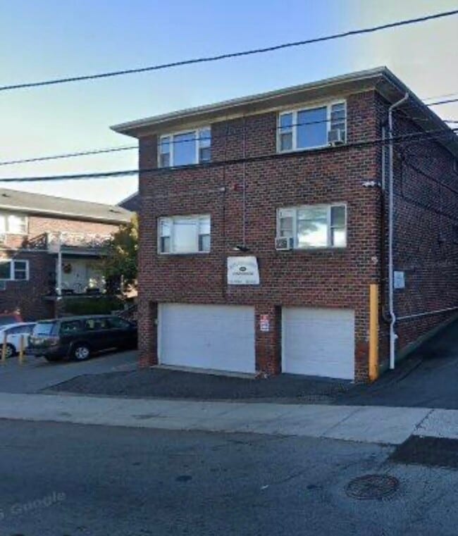 Building Photo - 455 Fairview Ave