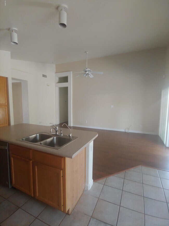 Building Photo - 1110 W Raven Dr