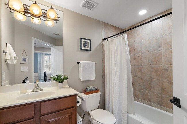 Building Photo - Remodeled Condo with Ocean Breezes!