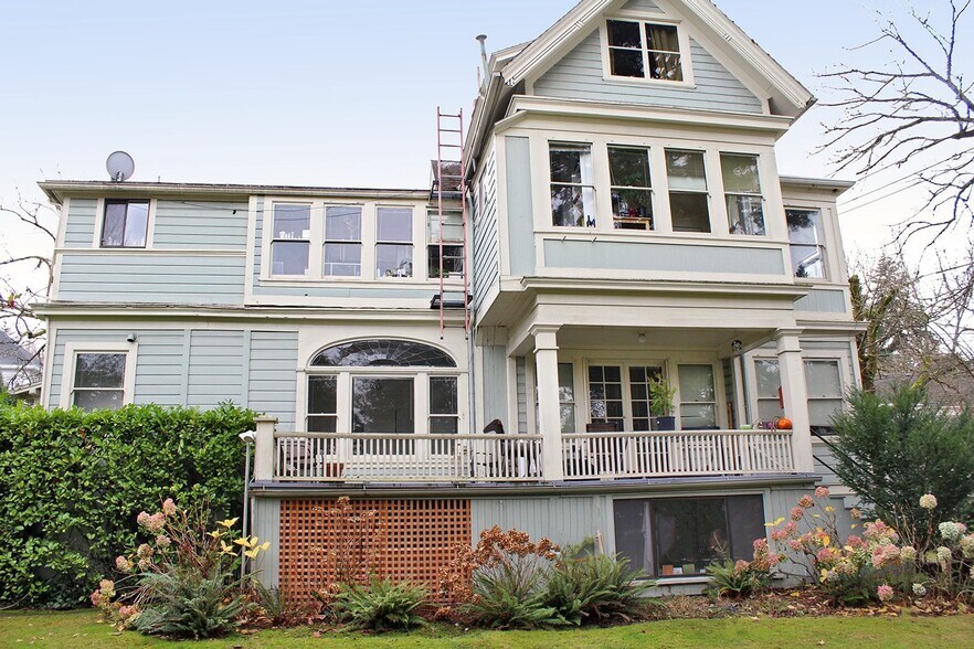 Building Photo - 2234-2238 SW Vista Ave