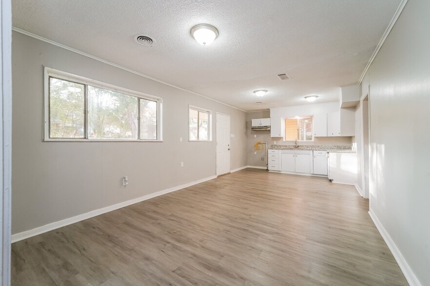 Building Photo - 2975 Lakewood Dr