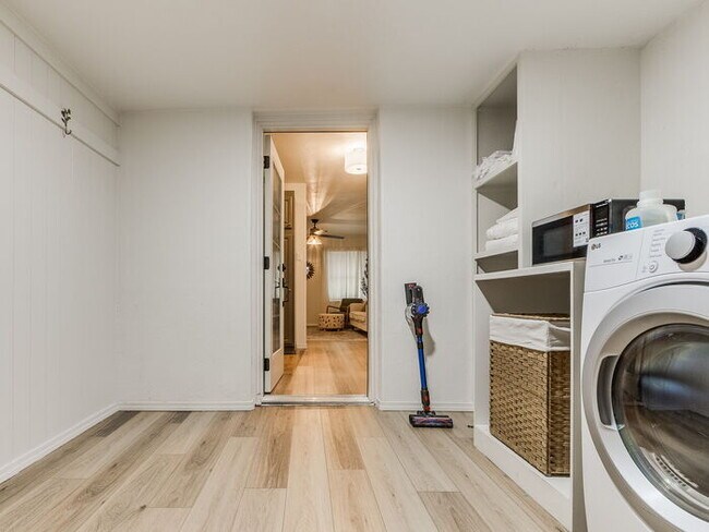 Building Photo - 411 E Showalter Dr