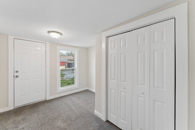 Building Photo - This cozy residence features a bright living space and well-appointed kitchen.  1st month is FREE...