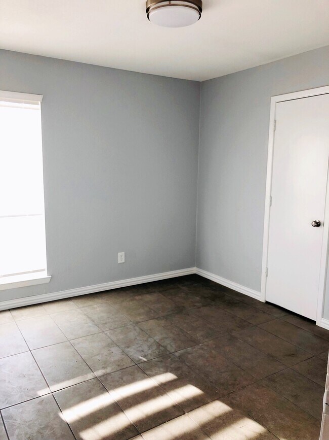 Building Photo - 5915 Cedar Ridge Dr