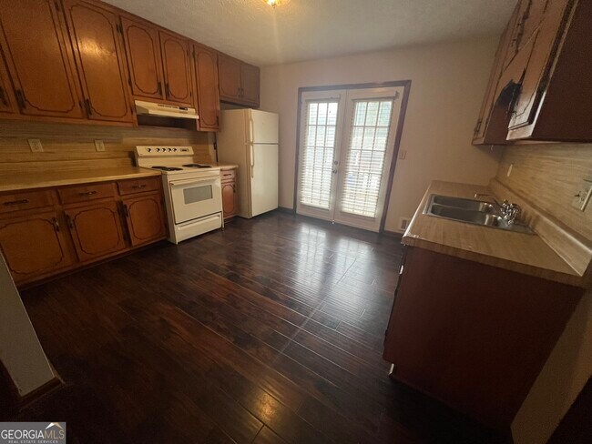 Building Photo - 982 Locust Dr NE