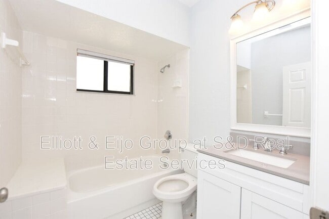 Building Photo - 1127 Oakhill St