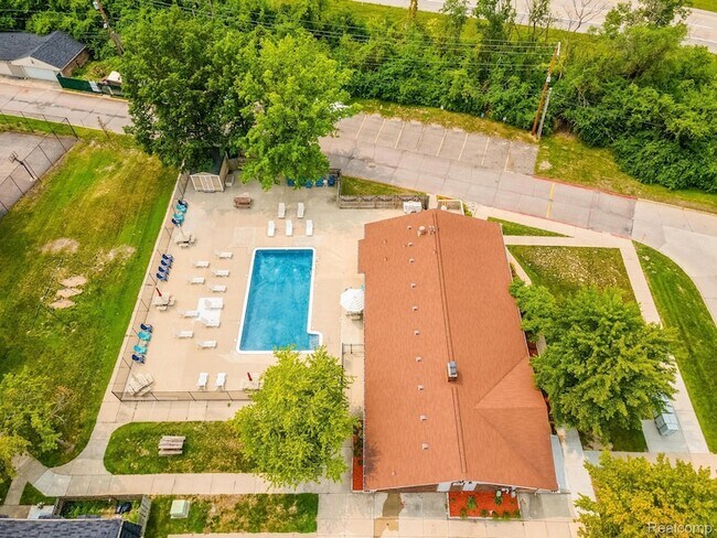 Building Photo - 15566 Dupage Blvd