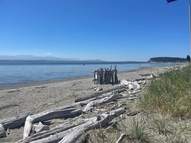 Building Photo - Charming Cottage with Private Beach Rights!