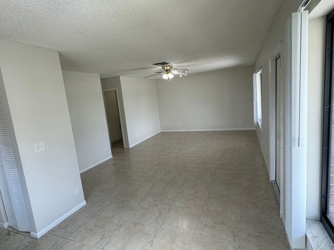 Building Photo - 1181 W River Dr