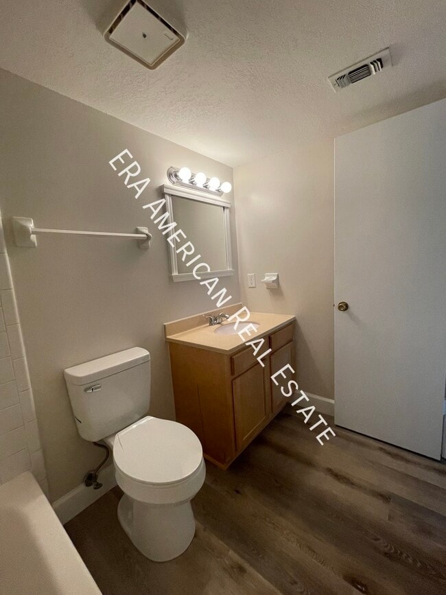 Building Photo - 613 Colonial Dr