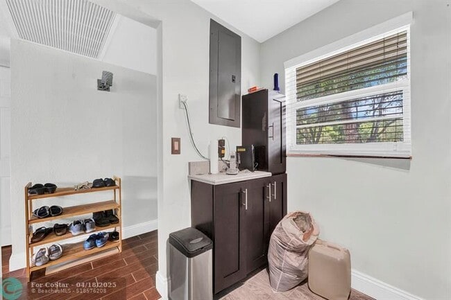 Building Photo - 9430 Poinciana Pl