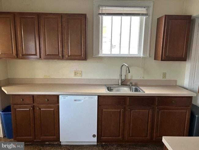 Building Photo - 113 W Monmouth St