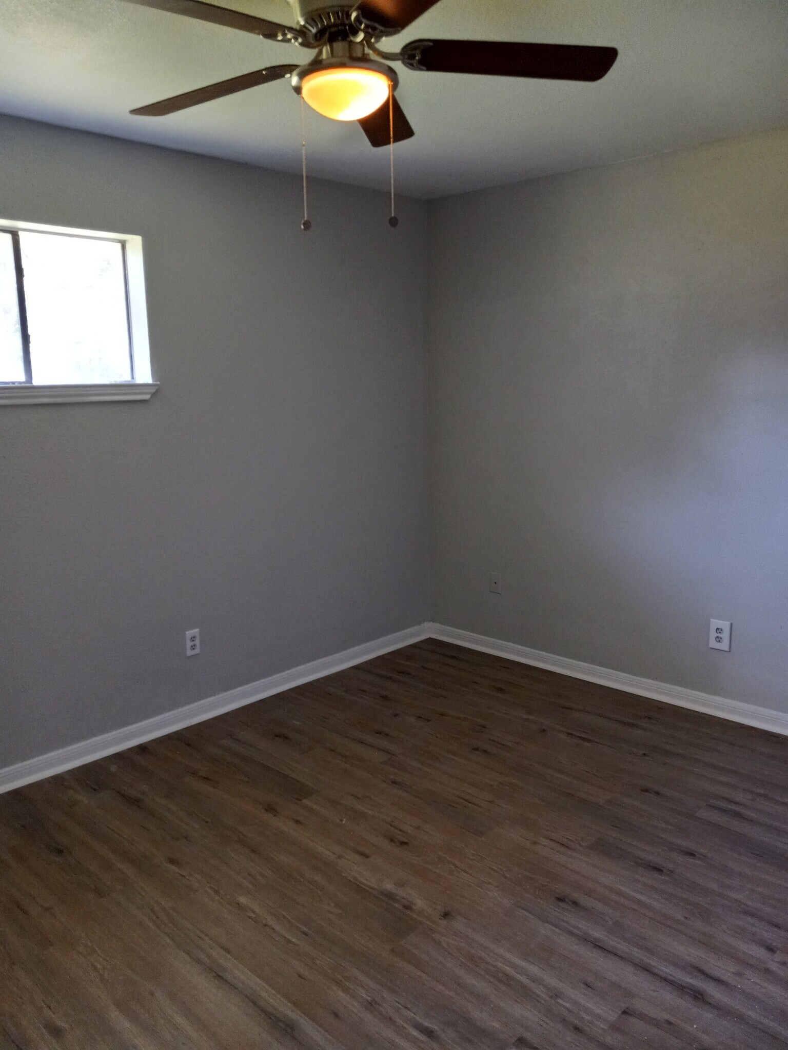 Primary bedroom with en suite bath and huge walk in closet - 601 Oakridge Cir