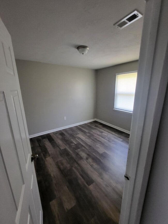 Building Photo - 3 bdroom 1.5 bath off Tobacco Rd