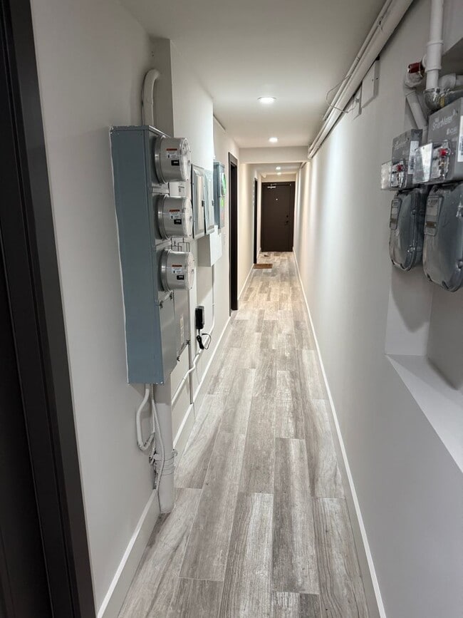 Building Photo - Large newly remodeled apartment with stain...
