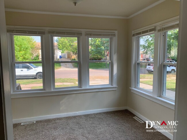 Building Photo - 4+ Bedroom, 2 Bath House By Augustana and USF