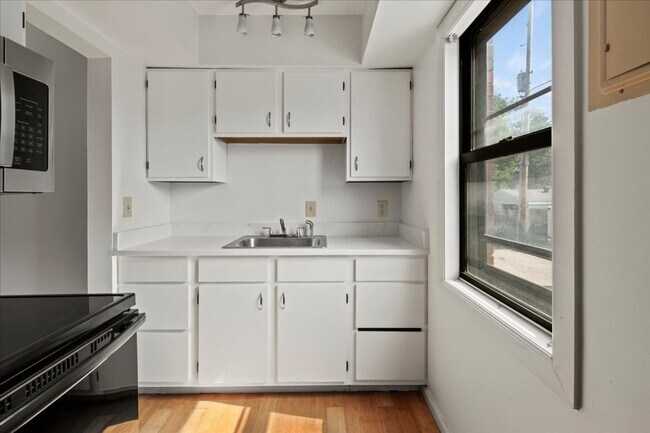 Building Photo - 306-306 E 19th St