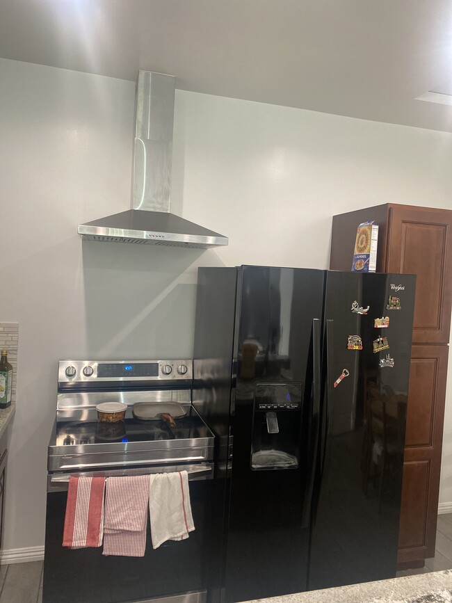 Full size Refrigerator Glass top Stove - 13732 Mindora Ave