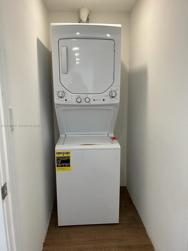 Building Photo - 13800 Highland Dr