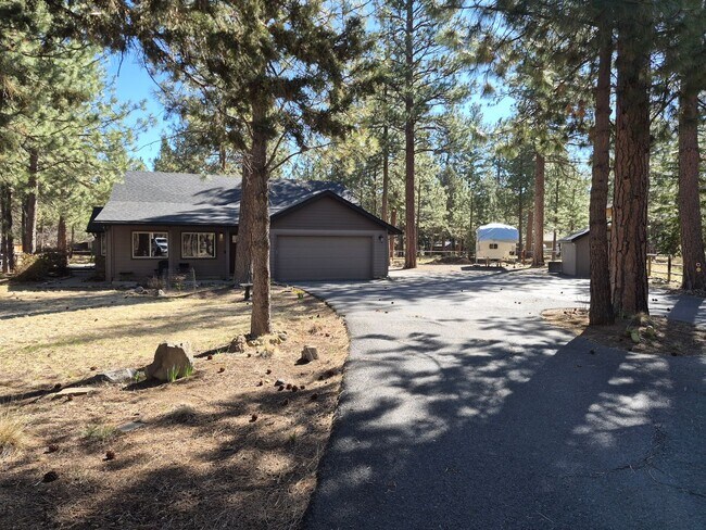 Building Photo - 3BR/2BA Retreat in Tollgate development - Sisters