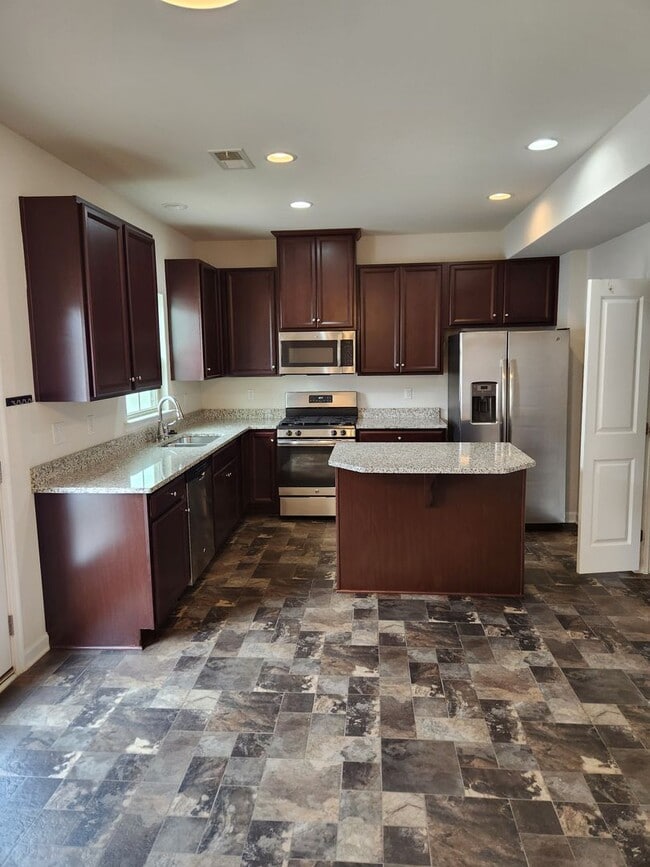 Building Photo - Modern 3 bed Townhouse-Foxcreek Subdivision -Moseley/Chesterfield