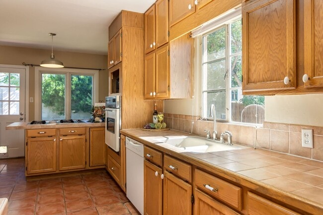 Building Photo - SPRUCE PARK CLASSIC 3/BD 2/BA 2/STORY 2/CG