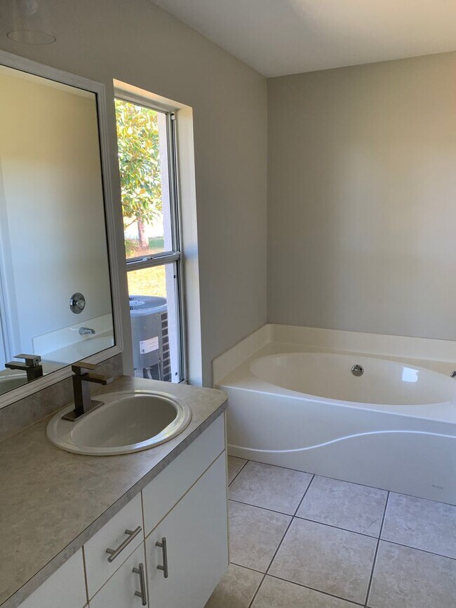 Building Photo - Beautiful 3 Bedroom, 2 Bathroom Home with Lake in Melbourne, FL!