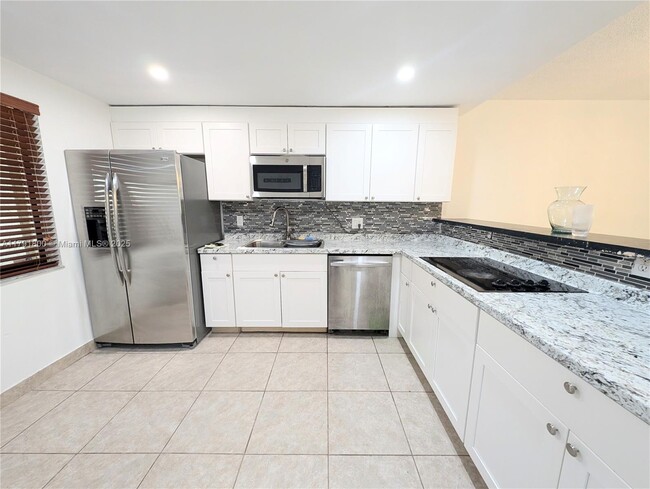 Building Photo - 310 Lakeview Dr