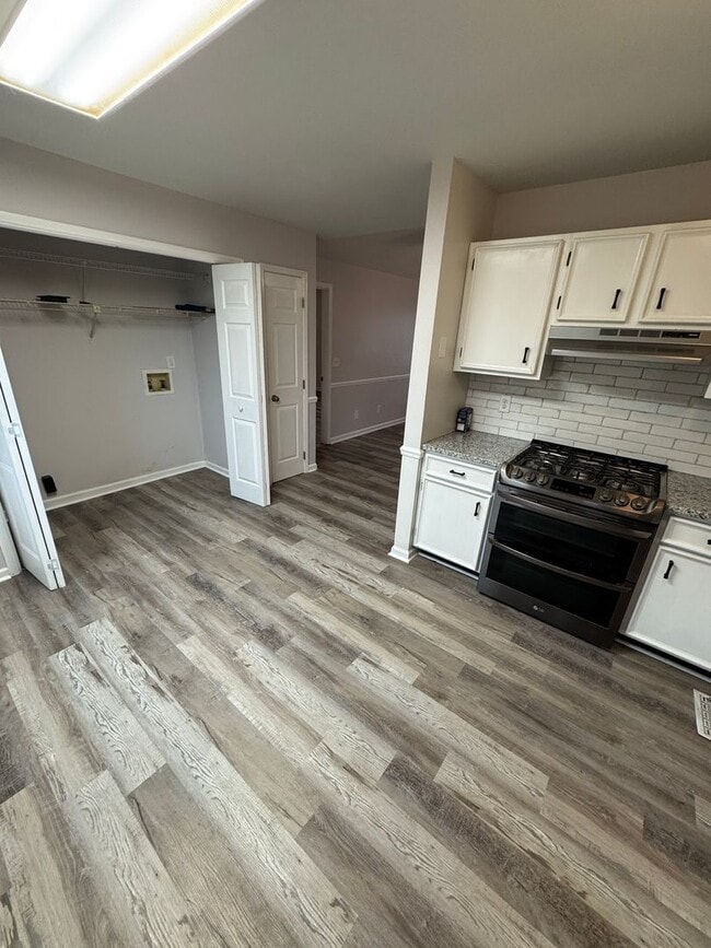 Building Photo - 3 bed & 2 bath in Saks! $200 off first months rent!