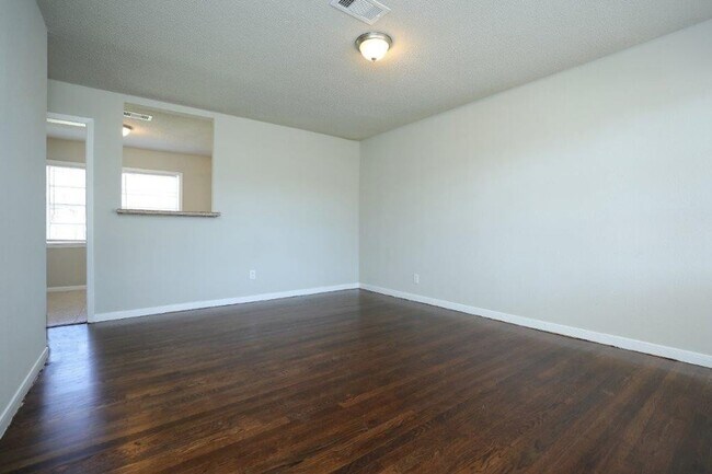 Building Photo - Charming 3 Bedroom Home in Central Houston!
