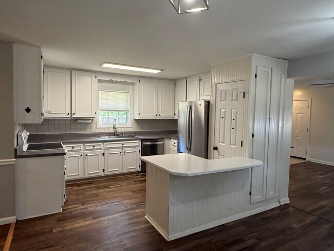 Building Photo - Cute 3 Bedroom Home on over an Acre in Ope...