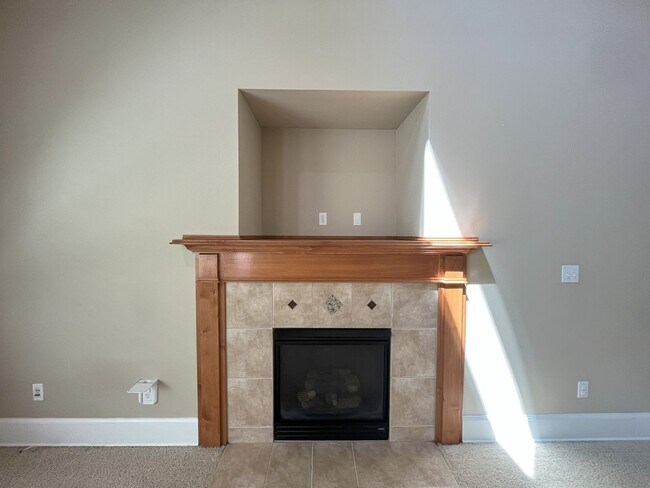 Building Photo - Bright & Airy Home with Granite Kitchen, V...