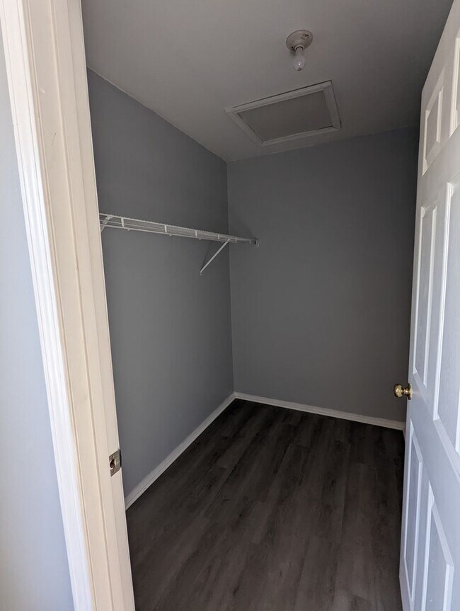 Building Photo - Upstairs 2 Bedroom Updated Apartment