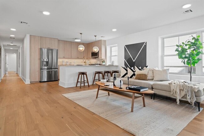 Primary Photo - 525 Ave E