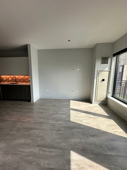 Building Photo - 1027 W Addison St