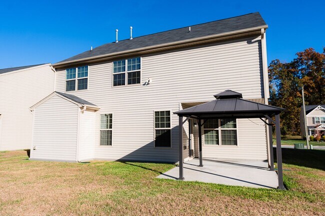 Building Photo - Spacious 5 Bedroom, 3 bath home in Greensboro with 2 car garage