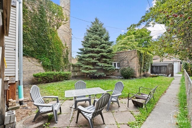 Building Photo - 6738 N Rockwell St