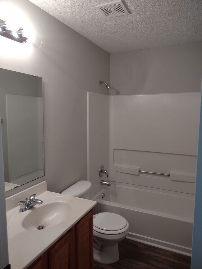 Building Photo - GREAT Four Bedroom Home Located in the Sum...