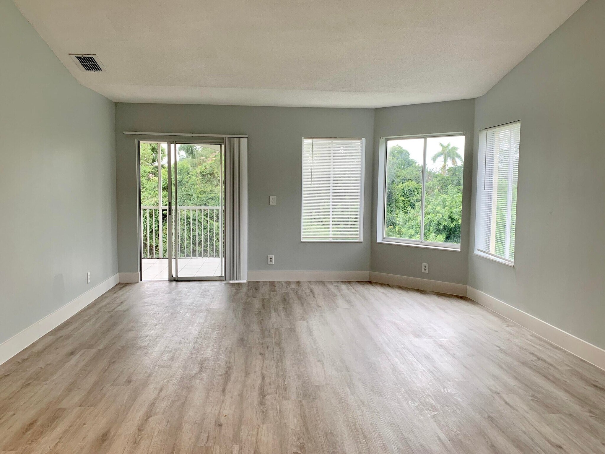 Building Photo - 815 W Boynton Beach Blvd