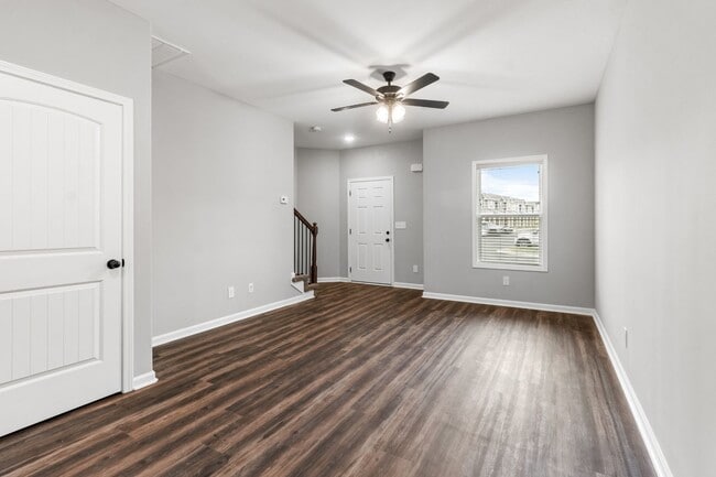Building Photo - 2 Bedroom Pet Friendly Townhome For Rent N...