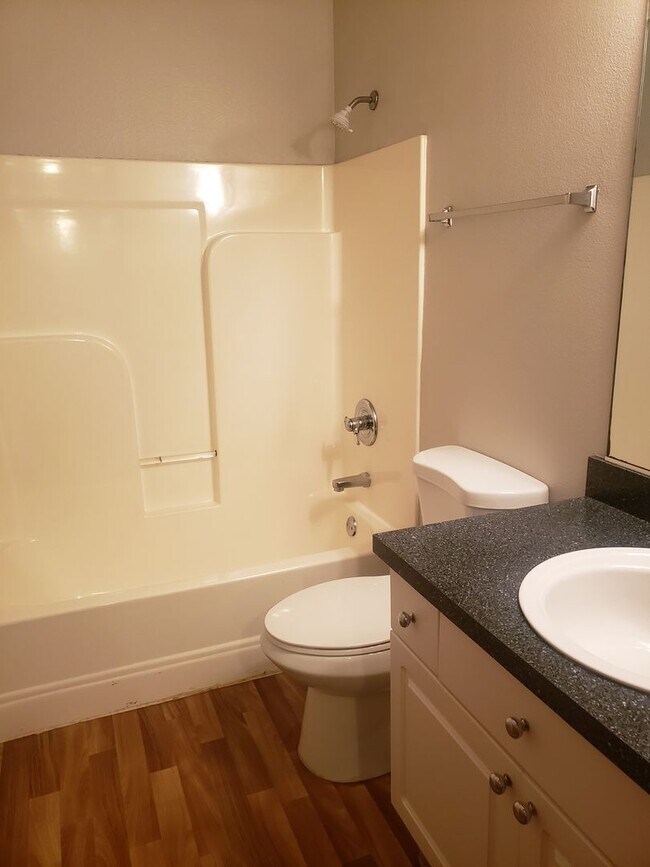 Building Photo - Wonderful townhouse in East Portland! rent...