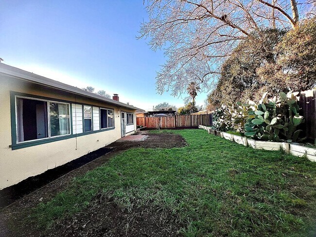 Building Photo - 2152 Athene Dr