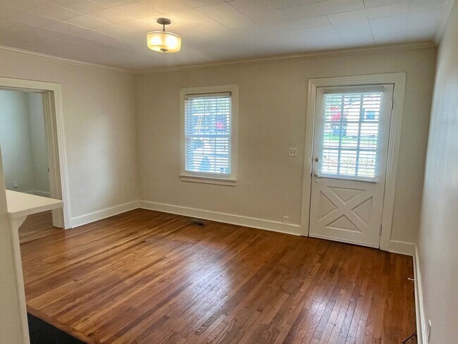 Building Photo - Pet Friendly Home with Fenced Yard in Sylvan Park, 3 Bedrooms/ 1 Bath, Minutes to the Greenway