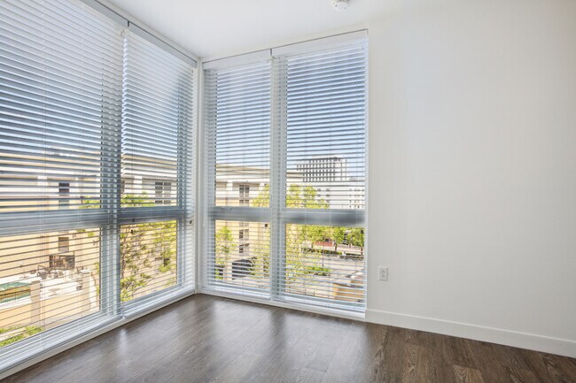 Hillsboro Studio - Living Area - Broadview at Vanderbilt