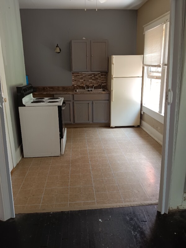 Building Photo - 2410 Arlington Crescent