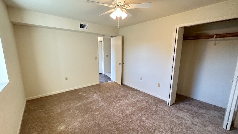Building Photo - 807 Rainbow Dr